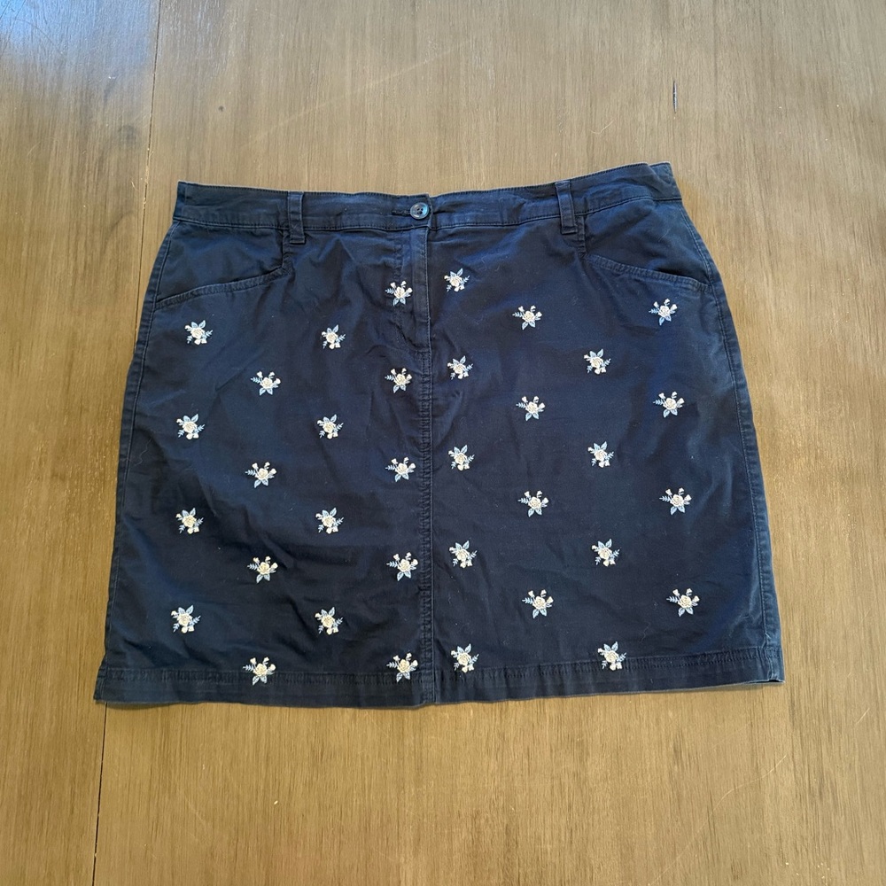 Karen Scott Navy Skort with White Floral Embroidery - Picture 6 of 11